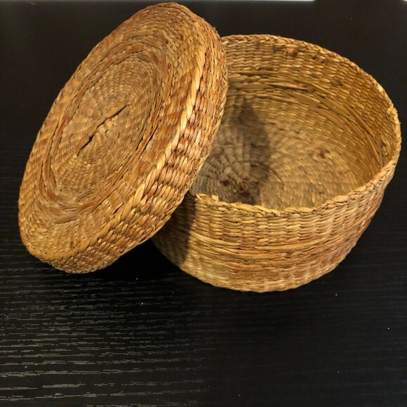 Handwoven Round Natural Seagrass Basket With Lid Artisan - Picture 2 of 7